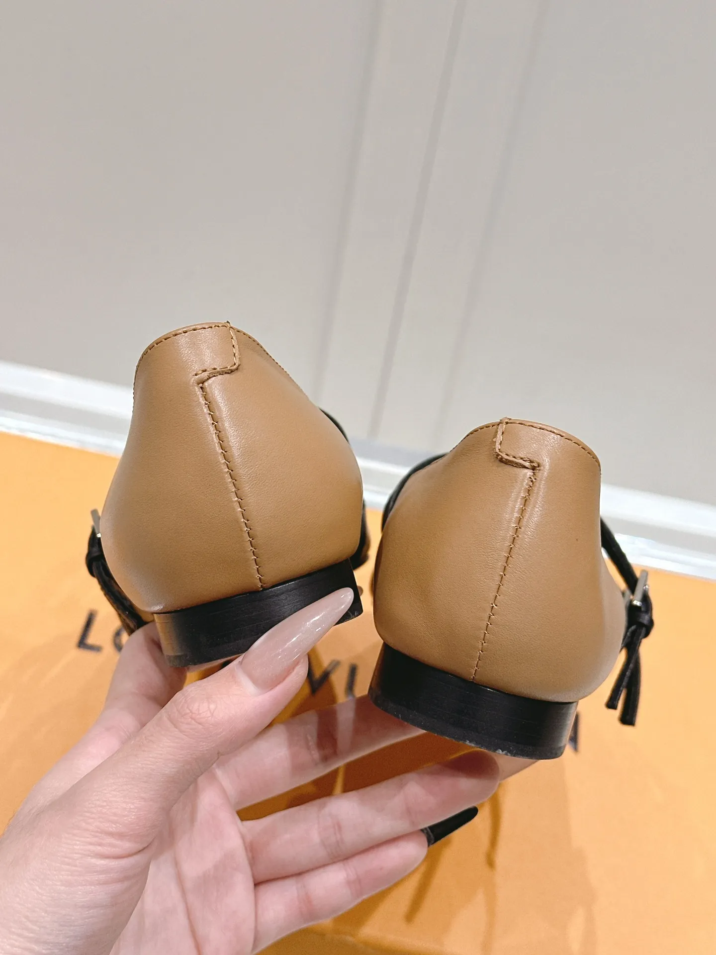 👟👟Ex-factory price 680👟👟 L V➕ Murakami Takashi co-branded series top quality louis vuitton ss25 new arrival～ LV.2025 spring and summer series｜new pointed toe high heels🆕 The small pointed toe of the eagle is matched with a hollow leather strip and a small square buckle to adjust the tightness, and the LV hardware "logo" is embellished, and the details and texture are particularly high-end! The sharp styling effect is a visual feast💯It is difficult to conceal the elegant temperament of LV. It is easy to wear, comfortable, sexy and exquisite ~ Grade A sheepskin lining is soft and breathable. The genuine leather outsole imported from Italy is easy to wear and will not tire your feet. Size: 35-40 (41 customized items are non-refundable)